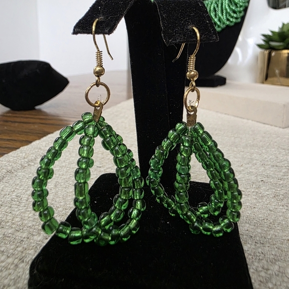 Green Glass Seed Bead Collar Necklace and Earrings Set - Picture 8 of 12